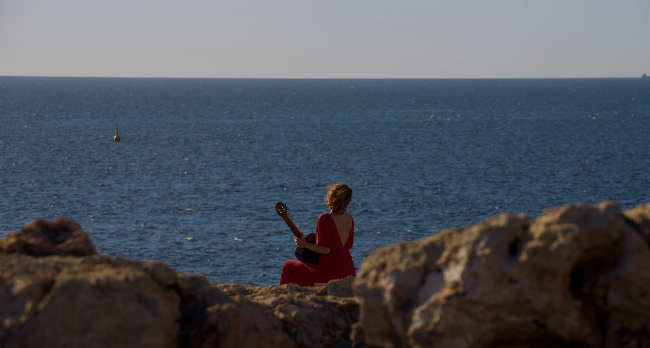 album cover Mediterraneo by Roberta Gennuso classical guitarist